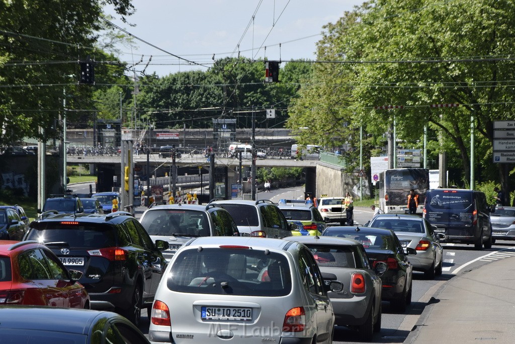 VU Schulbus Taxi Severinsbruecke Rich Innenstadt P68.JPG - Miklos Laubert